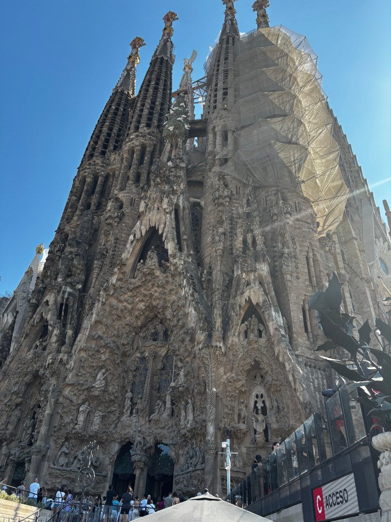 https://en.wikipedia.org/wiki/Sagrada_Fam%C3%ADlia